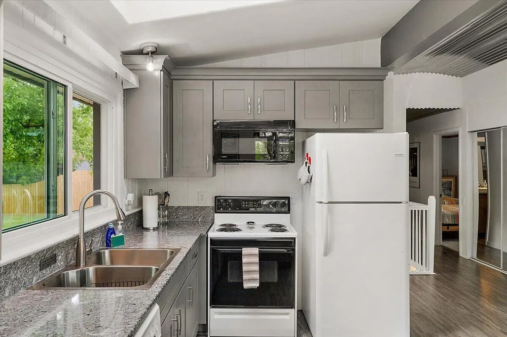 5501 Sunset Path Stevensville, MI 49127