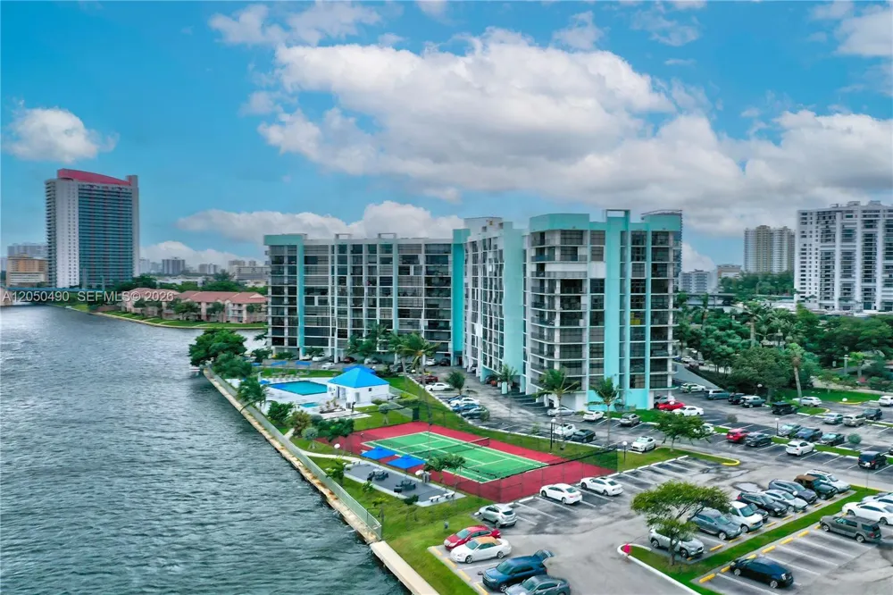 200 E Leslie Dr #722 Hallandale Beach, FL 33009