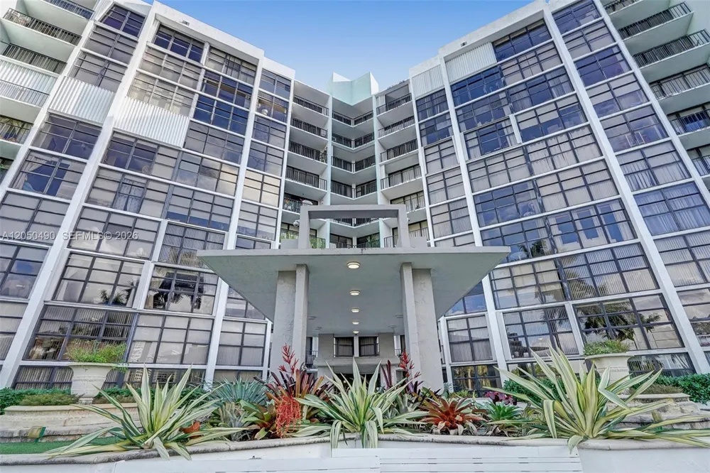 200 E Leslie Dr #722 Hallandale Beach, FL 33009