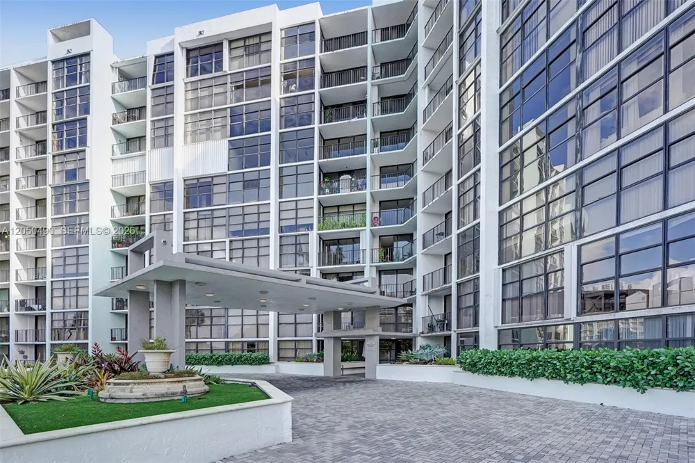 200 E Leslie Dr #722 Hallandale Beach, FL 33009