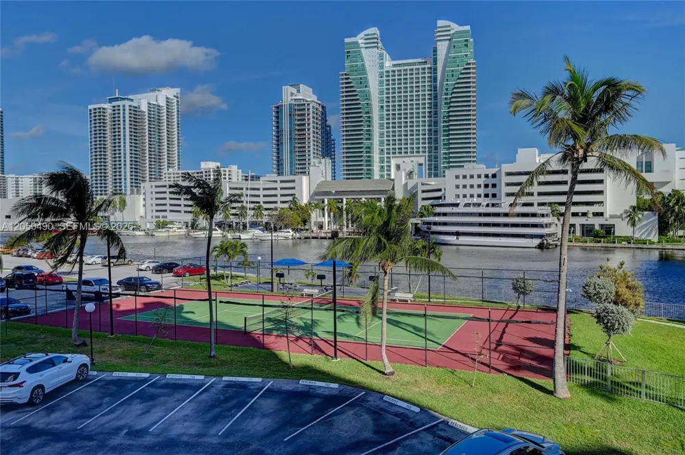 200 E Leslie Dr #722 Hallandale Beach, FL 33009