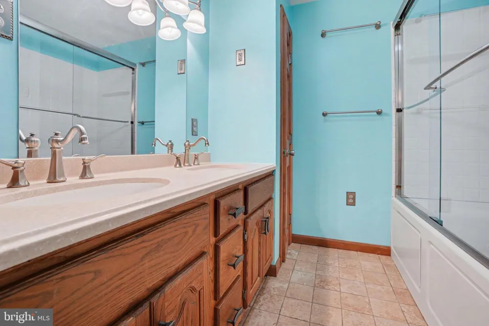 924 W TRINDLE ROAD Mechanicsburg, PA 17055