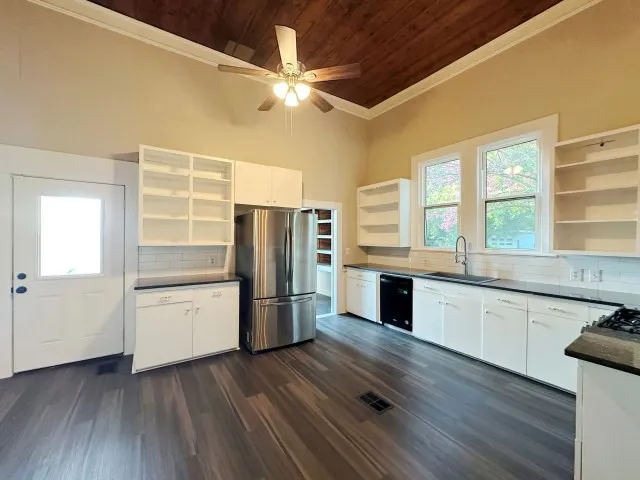 101 Baker Street Naples, TX 75568