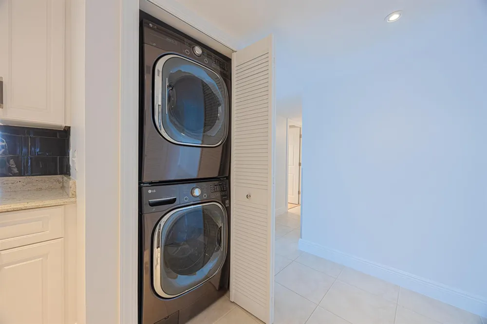 801 Palm Trail #9 Delray Beach, FL 33483