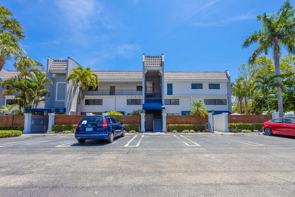 801 Palm Trail #9 Delray Beach, FL 33483