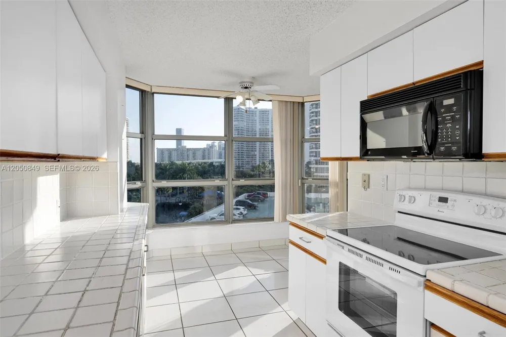 3530 Mystic Pointe Dr #710 Aventura, FL 33180