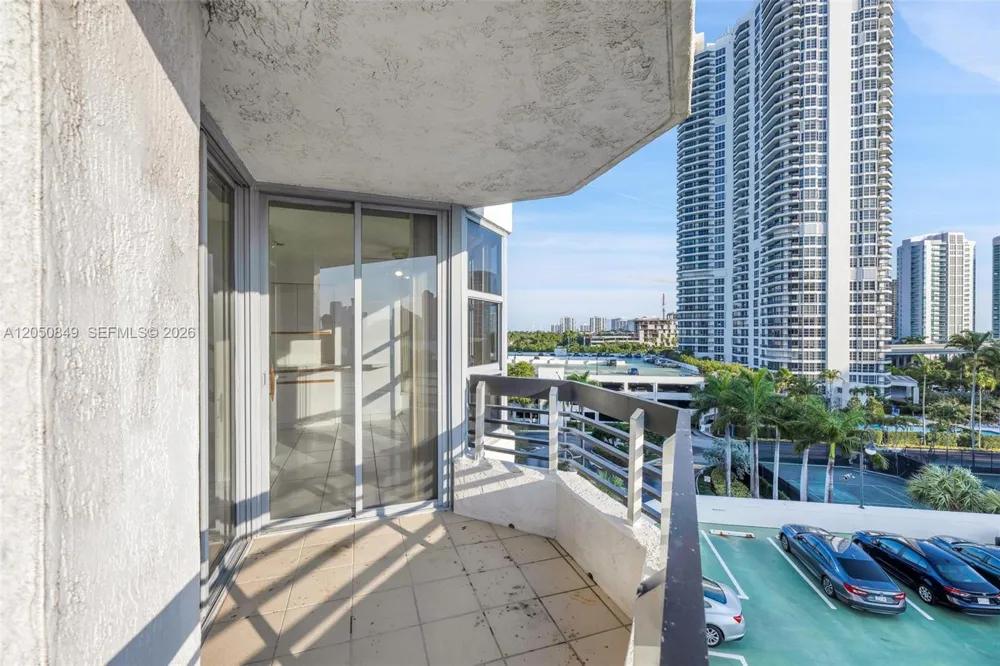 3530 Mystic Pointe Dr #710 Aventura, FL 33180