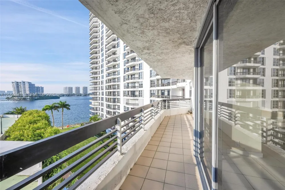 3530 Mystic Pointe Dr #710 Aventura, FL 33180