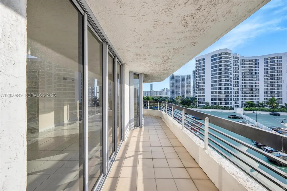 3530 Mystic Pointe Dr #710 Aventura, FL 33180