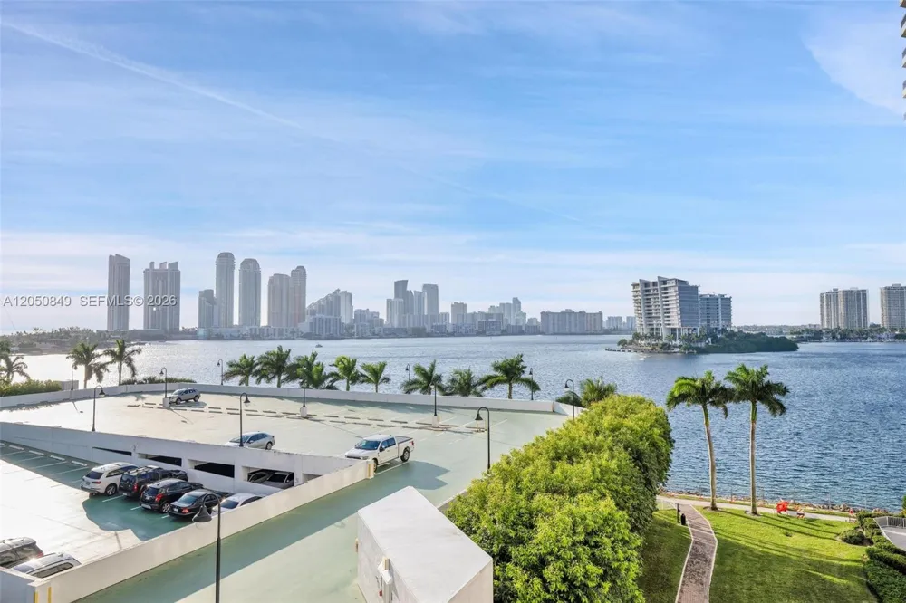 3530 Mystic Pointe Dr #710 Aventura, FL 33180