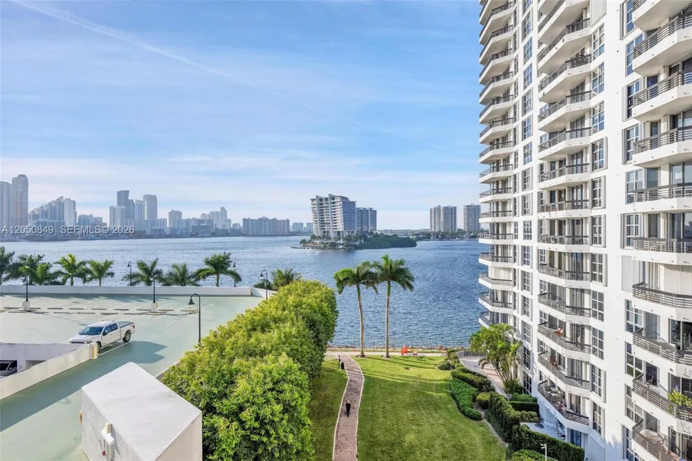 3530 Mystic Pointe Dr #710 Aventura, FL 33180