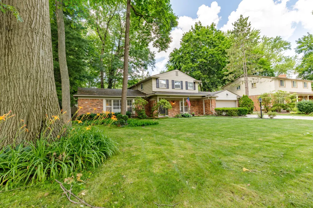 37243 Maple Leaf Court Clinton, MI 48036