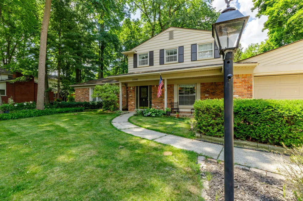 37243 Maple Leaf Court Clinton, MI 48036