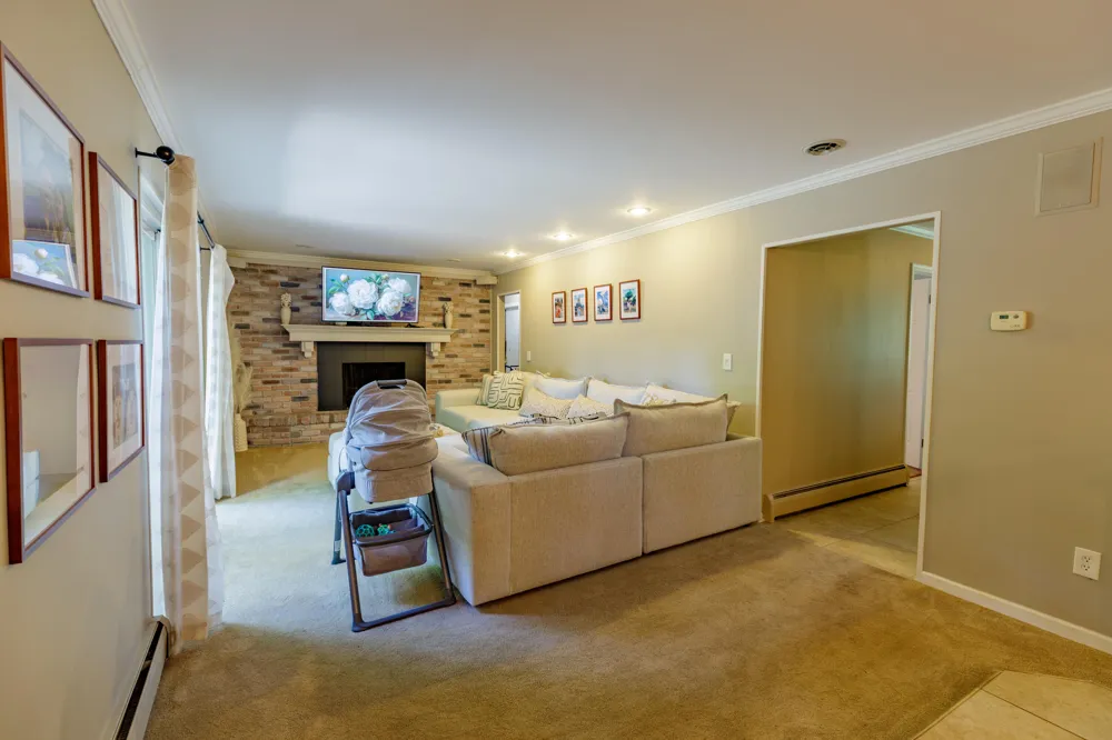 37243 Maple Leaf Court Clinton, MI 48036