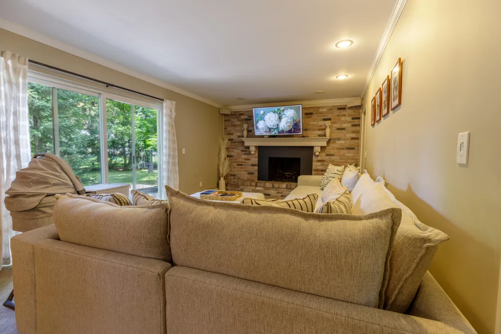 37243 Maple Leaf Court Clinton, MI 48036