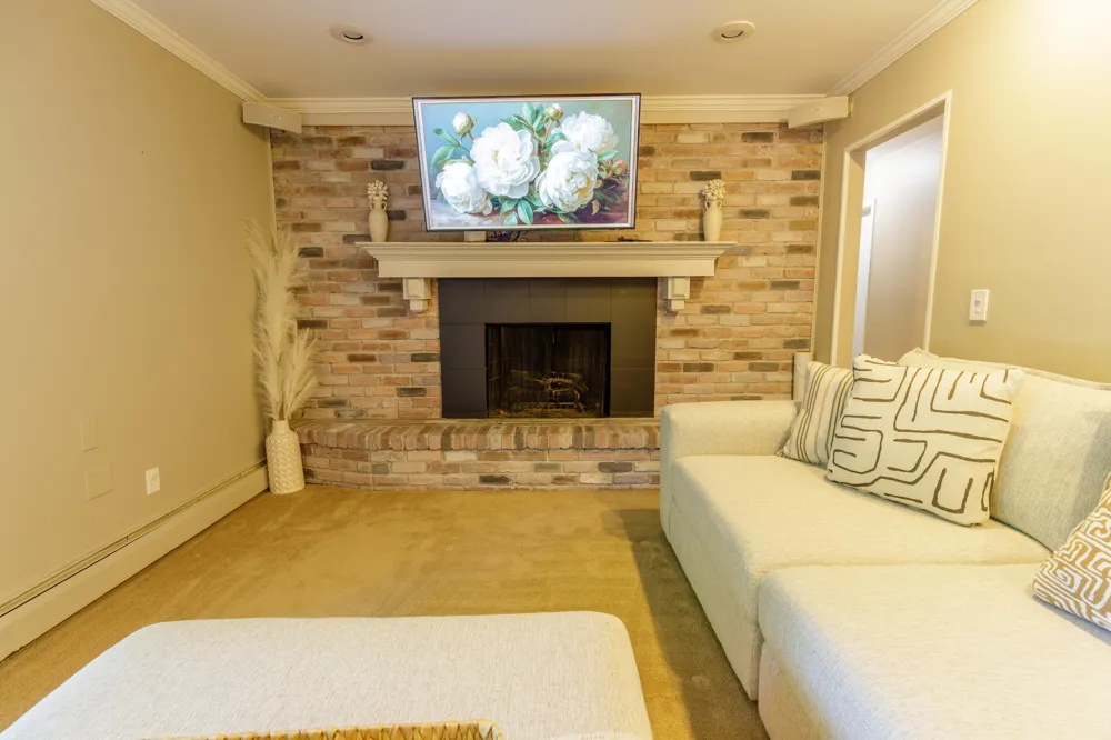 37243 Maple Leaf Court Clinton, MI 48036