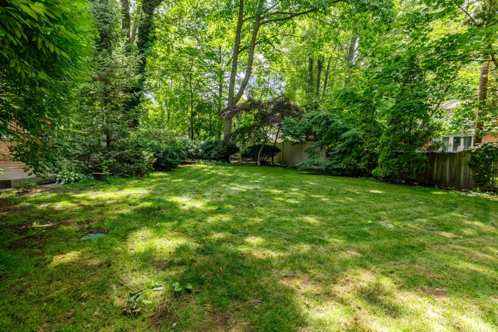 37243 Maple Leaf Court Clinton, MI 48036