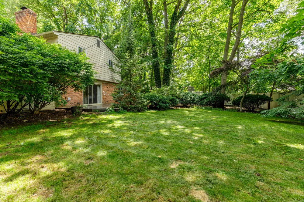 37243 Maple Leaf Court Clinton, MI 48036
