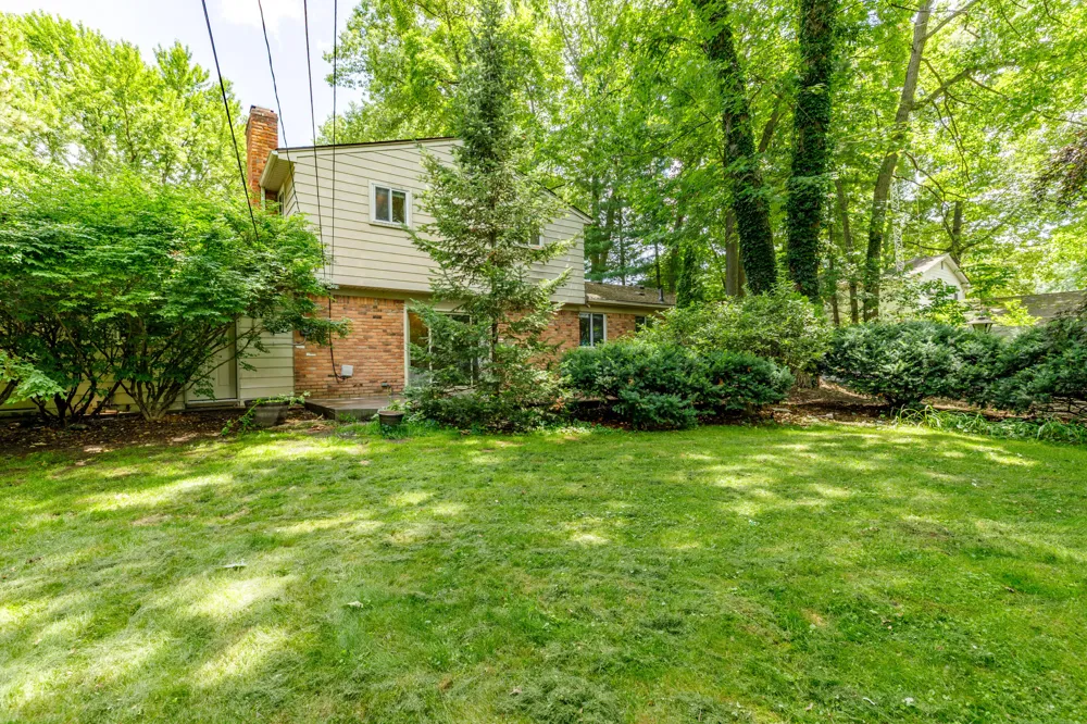 37243 Maple Leaf Court Clinton, MI 48036