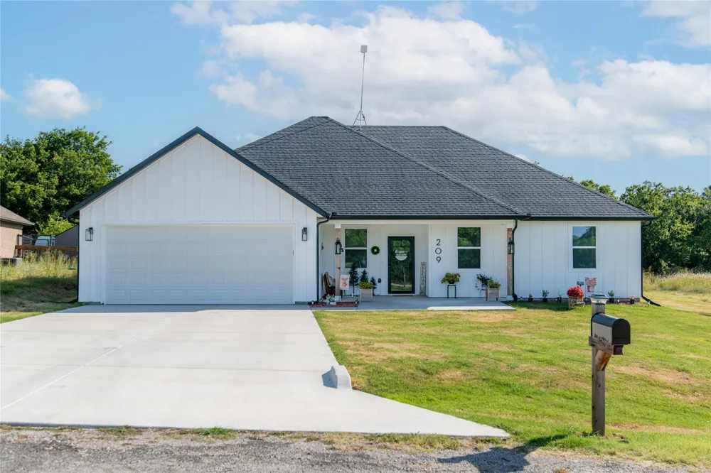 209 Lanai Drive Runaway Bay, TX 76426