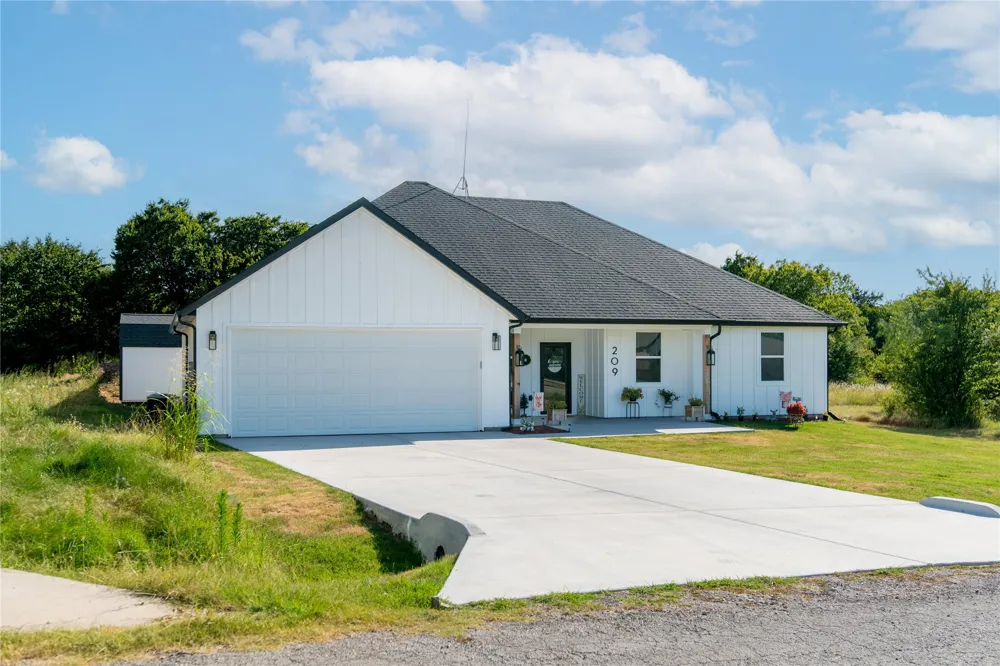 209 Lanai Drive Runaway Bay, TX 76426