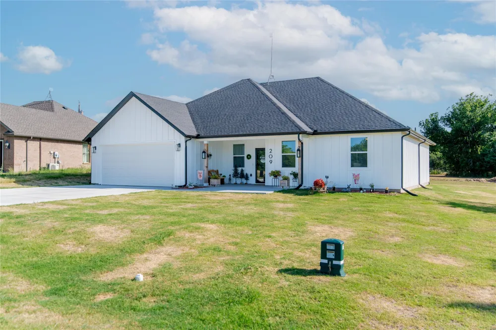 209 Lanai Drive Runaway Bay, TX 76426