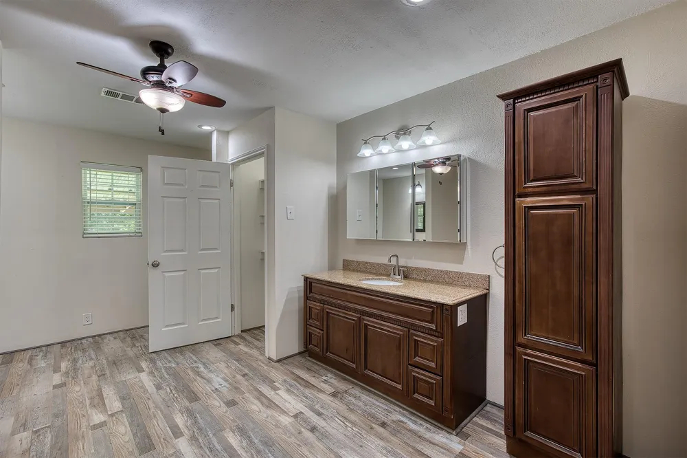 7804 Fm 834 E Hull, TX 77564