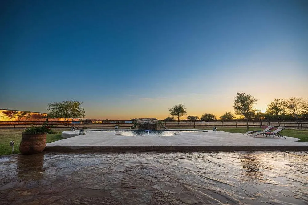 1125 County Road 230 Florence, TX 76527