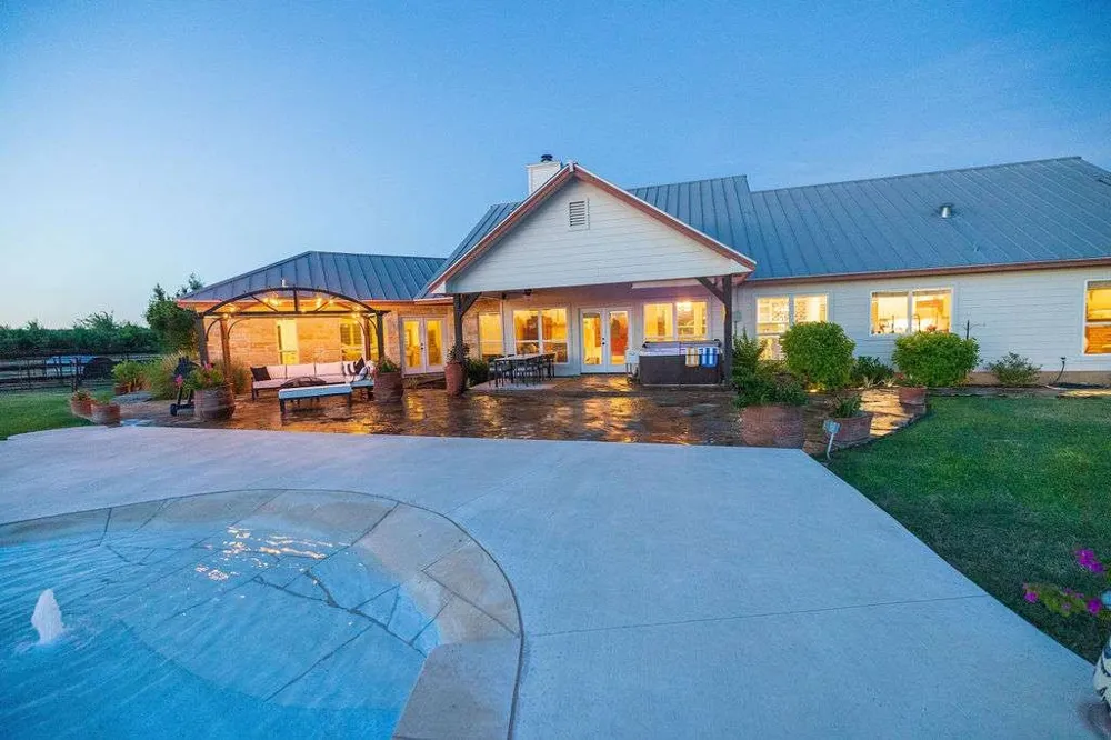 1125 County Road 230 Florence, TX 76527