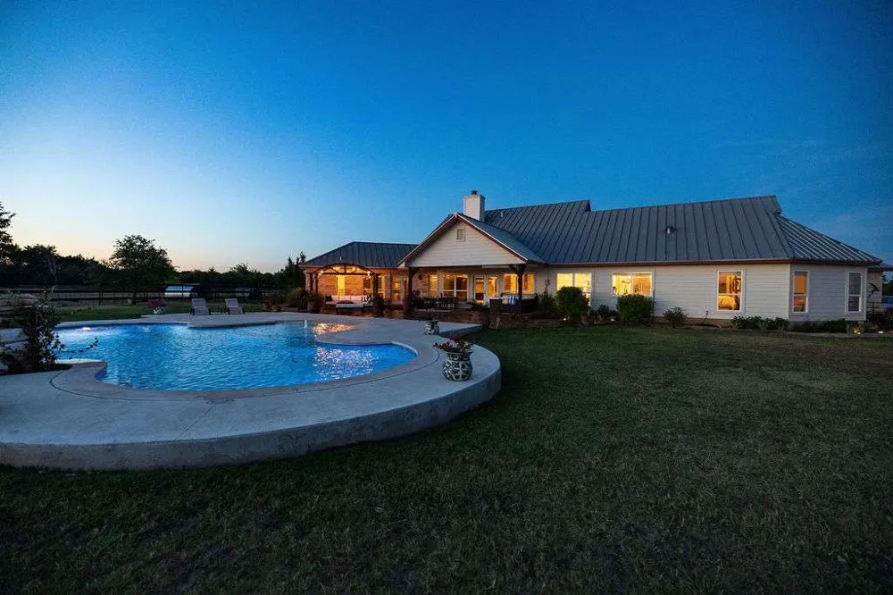 1125 County Road 230 Florence, TX 76527