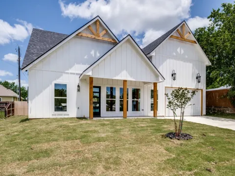 204 W Collins