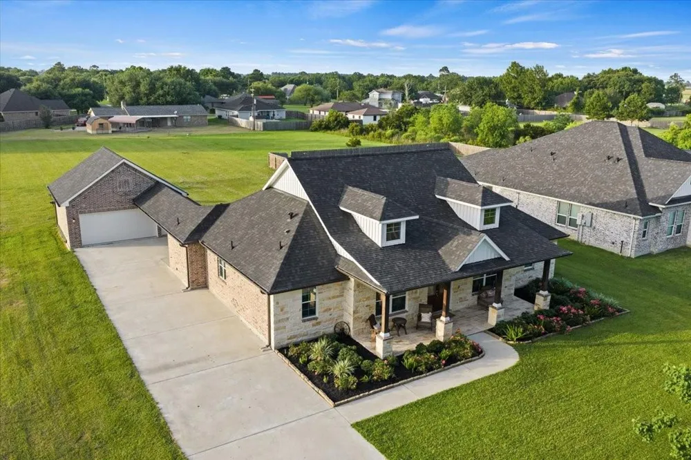 907 Oak Street Anahuac, TX 77514