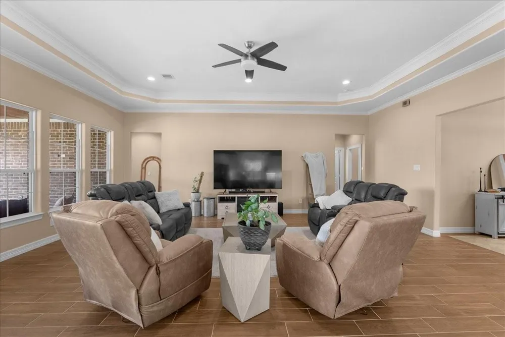907 Oak Street Anahuac, TX 77514