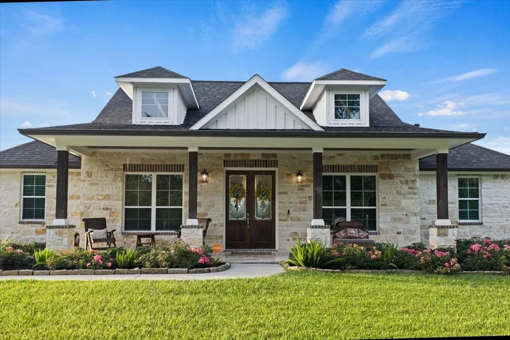 907 Oak Street Anahuac, TX 77514