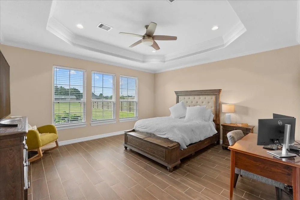 907 Oak Street Anahuac, TX 77514