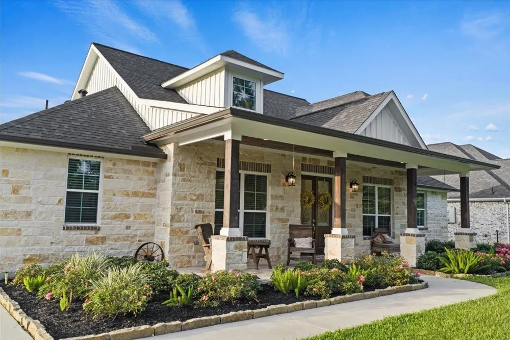 907 Oak Street Anahuac, TX 77514