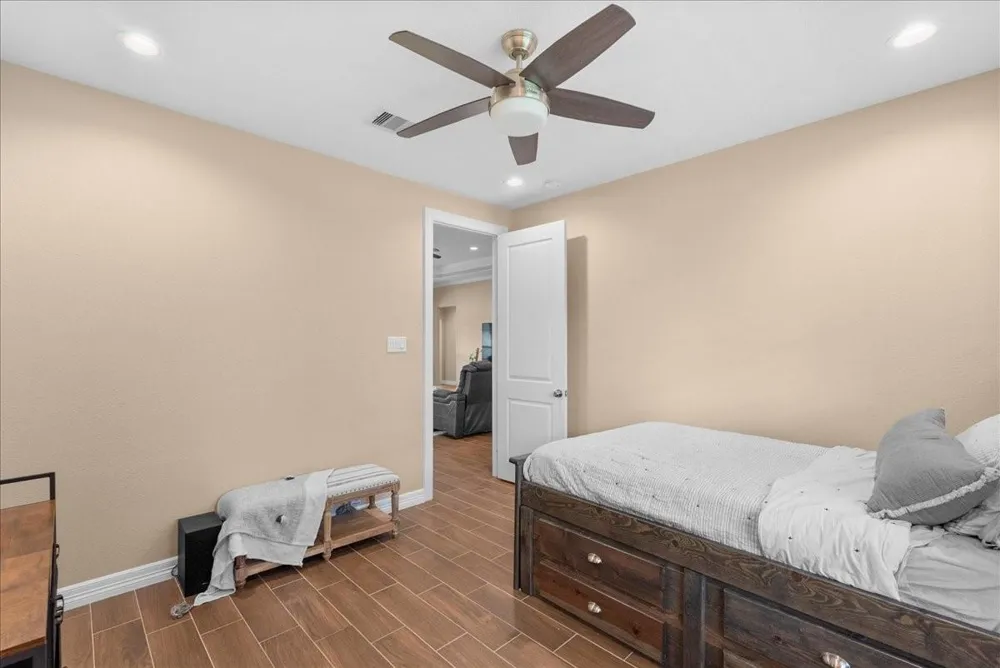 907 Oak Street Anahuac, TX 77514