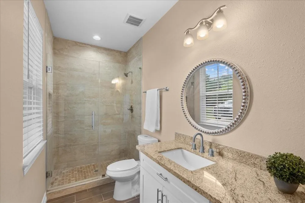 907 Oak Street Anahuac, TX 77514