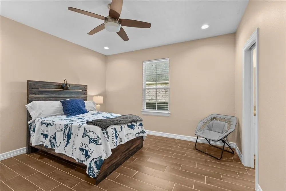 907 Oak Street Anahuac, TX 77514