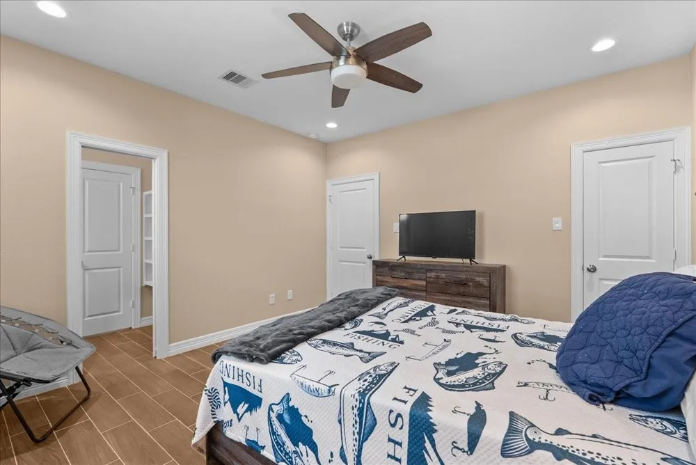 907 Oak Street Anahuac, TX 77514