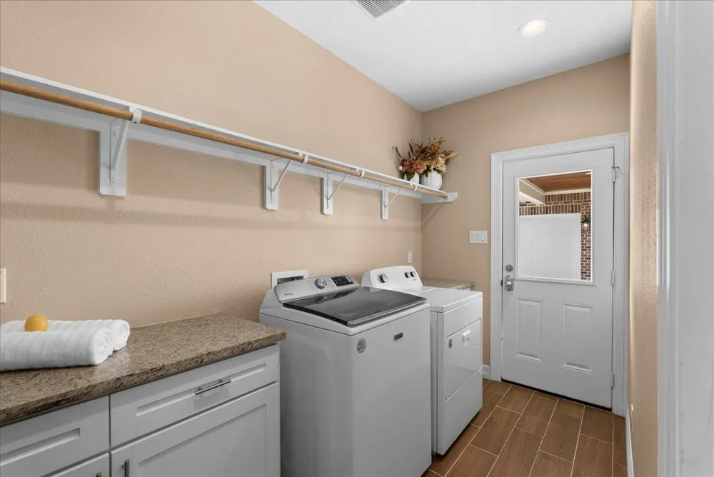 907 Oak Street Anahuac, TX 77514