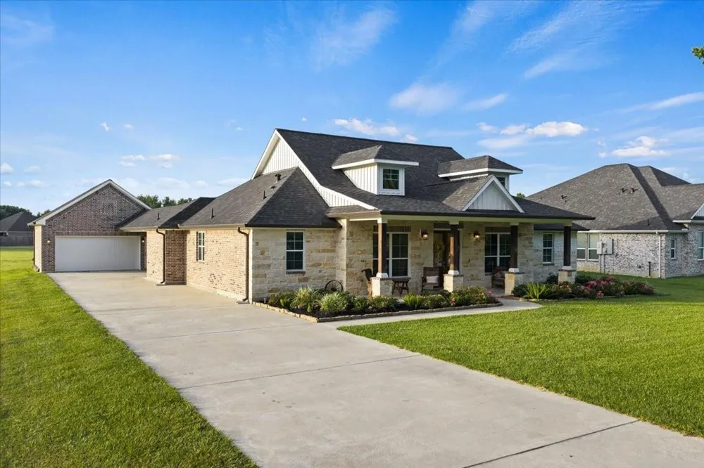 907 Oak Street Anahuac, TX 77514