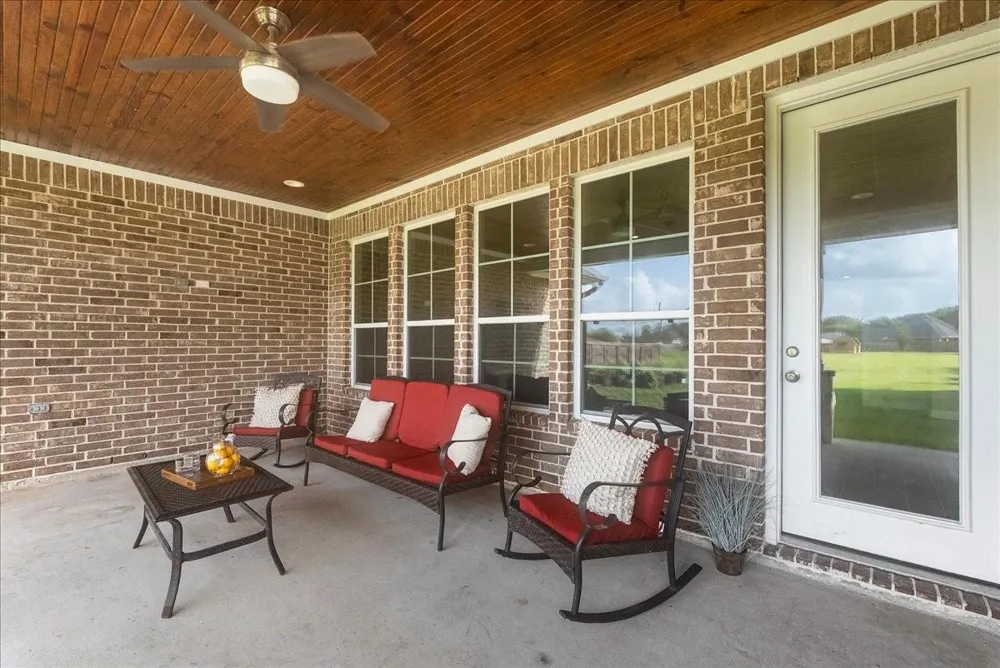 907 Oak Street Anahuac, TX 77514