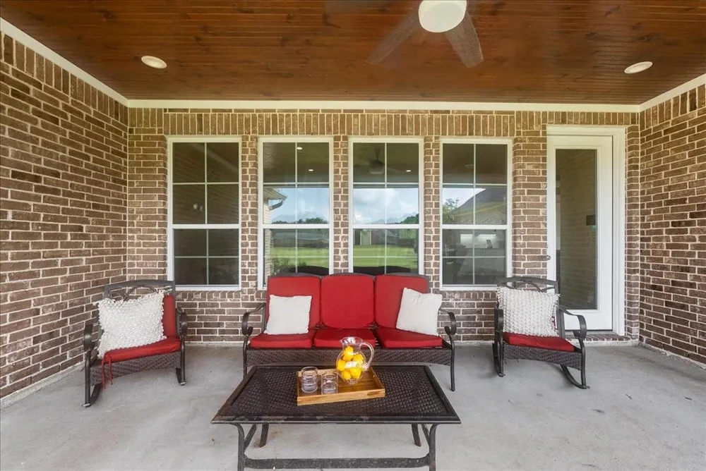 907 Oak Street Anahuac, TX 77514
