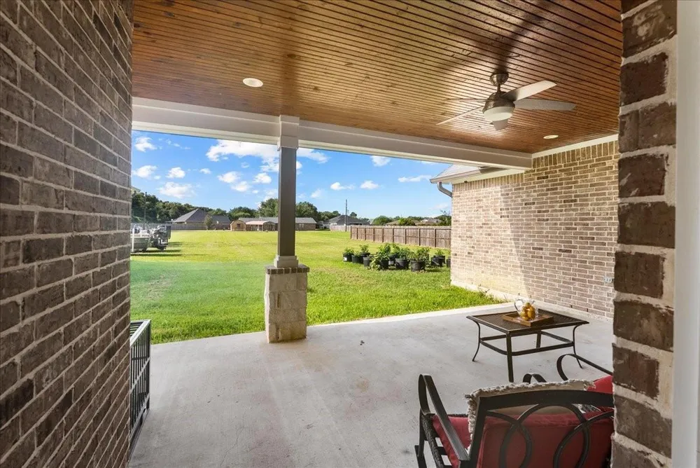 907 Oak Street Anahuac, TX 77514
