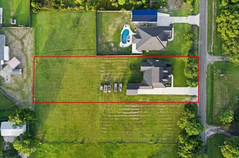 907 Oak Street Anahuac, TX 77514