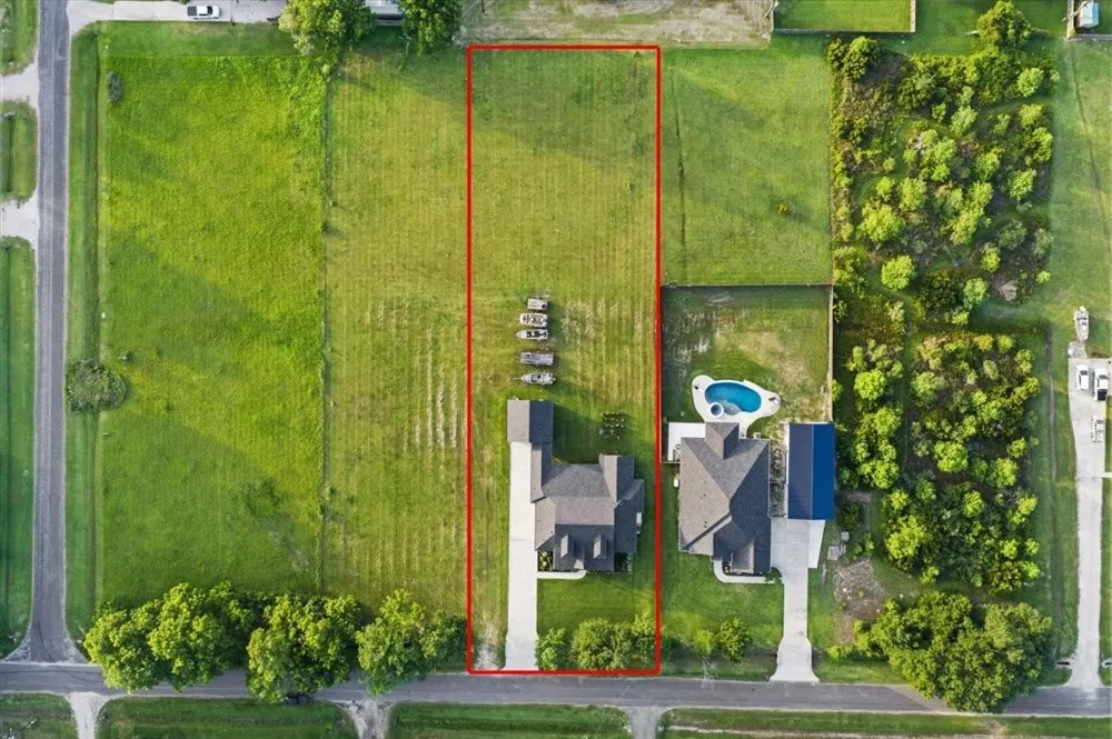 907 Oak Street Anahuac, TX 77514