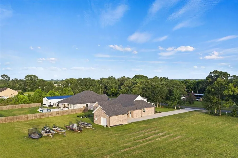 907 Oak Street Anahuac, TX 77514