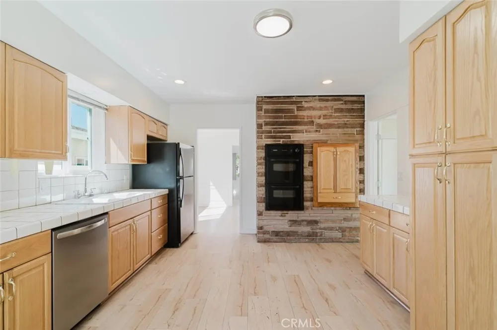 2007 W Kenneth Road Glendale, CA 91201
