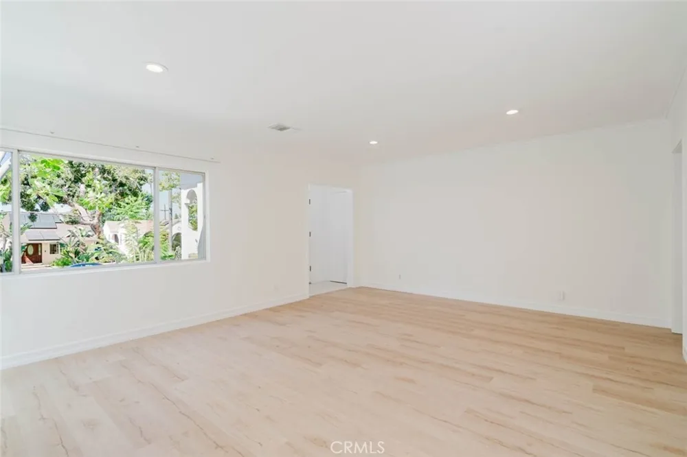 2007 W Kenneth Road Glendale, CA 91201